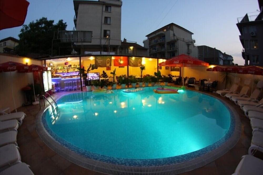 Italia Hotel 네세부르 외부 사진
